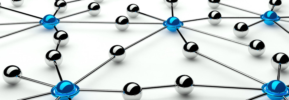 Vernetzung Grafik aus blauen und grauen Kugeln, die durch graue Verbindungslinien miteinander verbunden sind